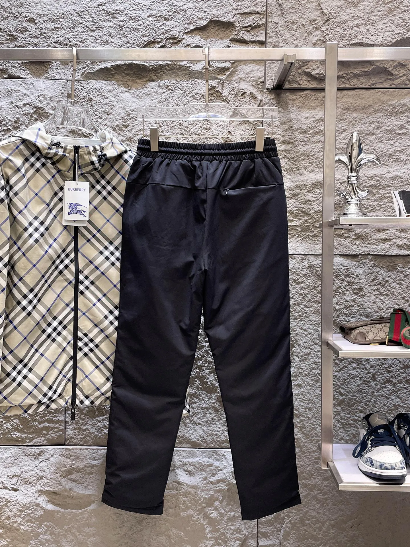 P490 Big Goose🇨🇦🌹25 new autumn and winter thickened warm down pants are here🔥Winter essential outdoor windproof, lockable and warm. Made of professional-grade outdoor windproof, waterproof and breathable fabric. Lining 90% white duck down filling. Lightweight design. Lightweight and warm. Seamless gluing process on the inside. Made of light and gall-free anti-drilling fabric to effectively prevent velvet running. Original hardware accessories. Classic logo matching. Simple and versatile, the upper body is stylish and not bloated. The style is the same for men and women! Size: M-3XL.